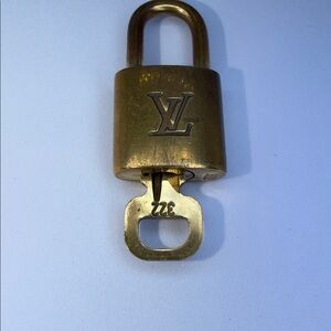 Louis Vuitton EUC numbers 322 authentic padlock, and key. Works great.!